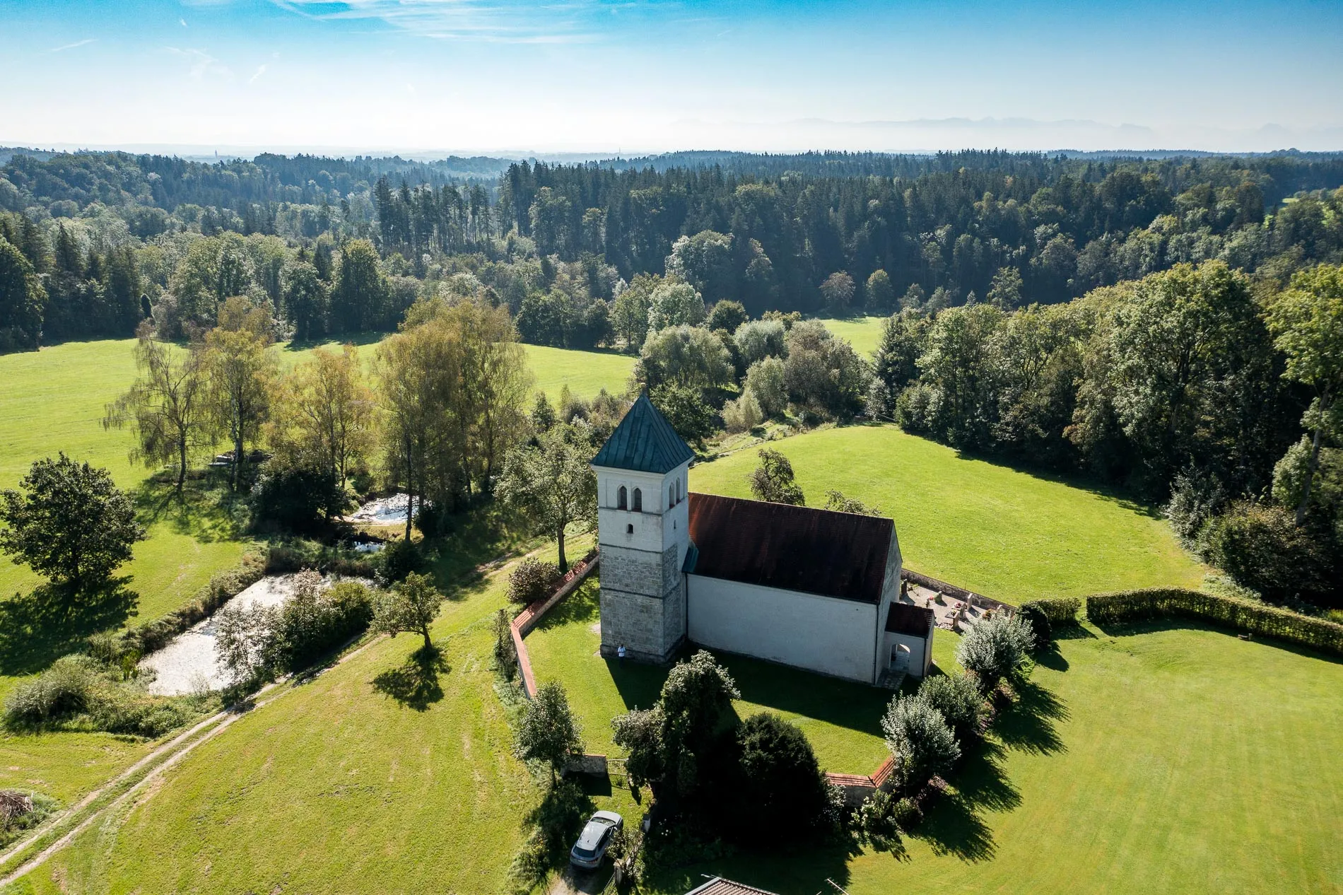 Kirchliche Trauung in St. Margaretha, Pfaffing bei Ebersberg im Grünen; Drohnenfoto der malerischen Kirche.